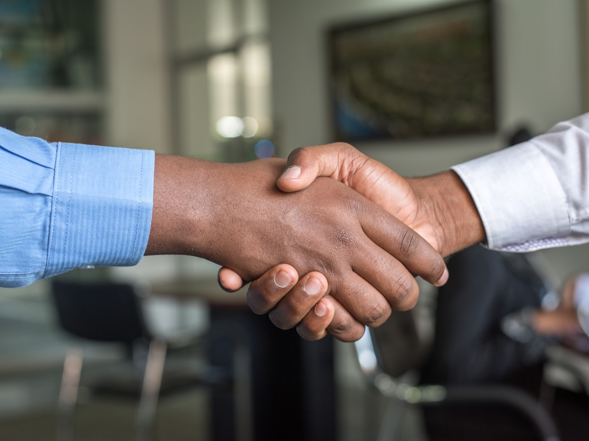 Pessoas em ambiente de trabalho e planejamento — consultoria previdenciária